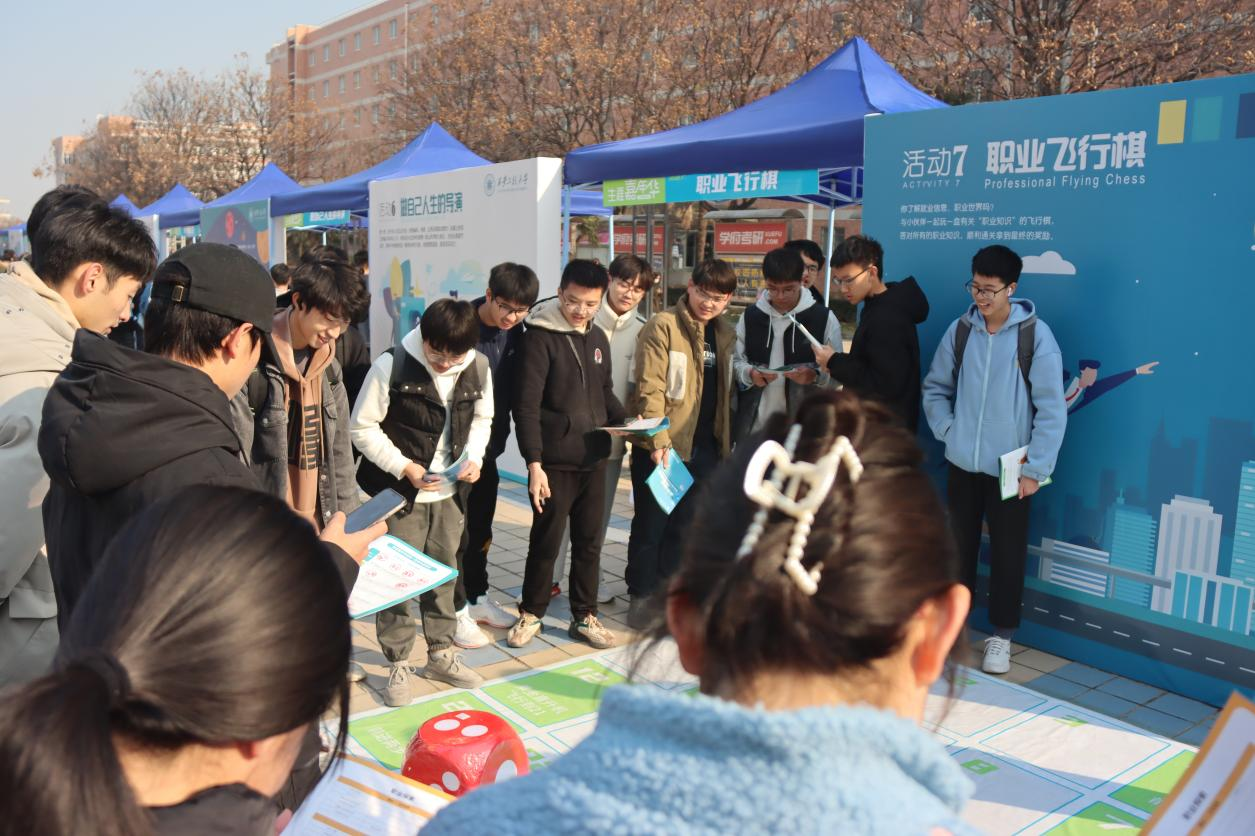 大学生参加活动的照片图片