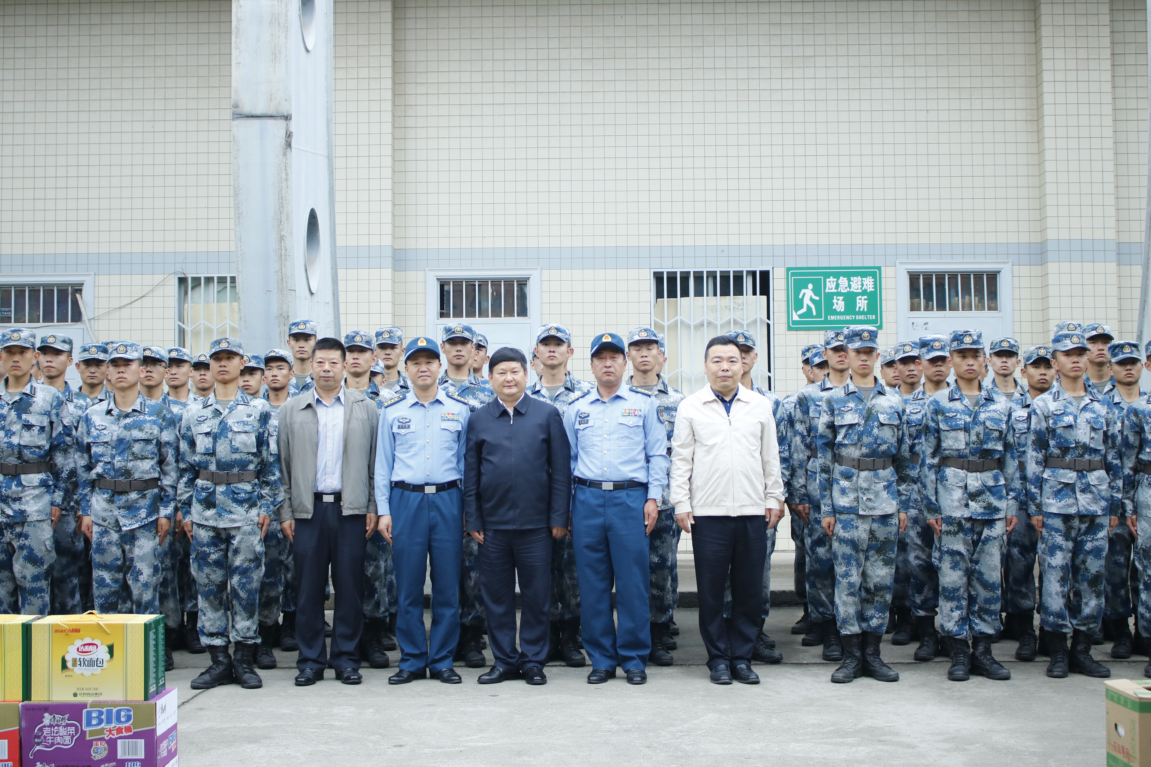 我校領導與空軍工程大學領導分別慰問2020級新生承訓教官及軍訓工作